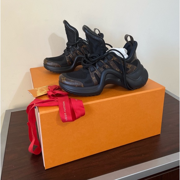 $1,230! LOUIS VUITTON ARCHLIGHT SNEAKERS - Picture 16 of 17